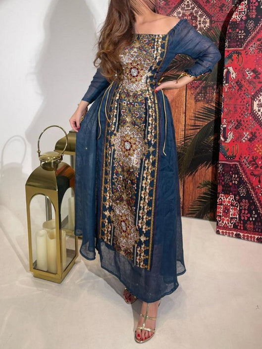 فستان أزرق لامع مطرز بدون حمالات