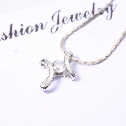 سلسلة أزياء سبيكة الترقوة الملتوية قلادة قلادة الماس الملمس للنساء المجوهرات