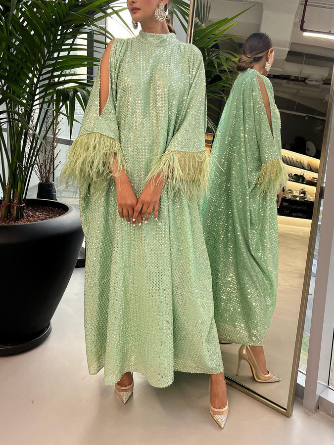 فستان بدون حمالات مزين بالريش وأكمام طويلة