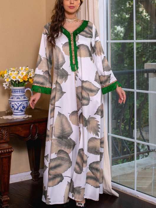 قفطان بأكمام طويلة ورقبة على شكل حرف V وطبعة أوراق شجر ودانتيل وريش 