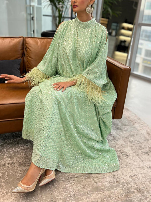 فستان بدون حمالات مزين بالريش وأكمام طويلة